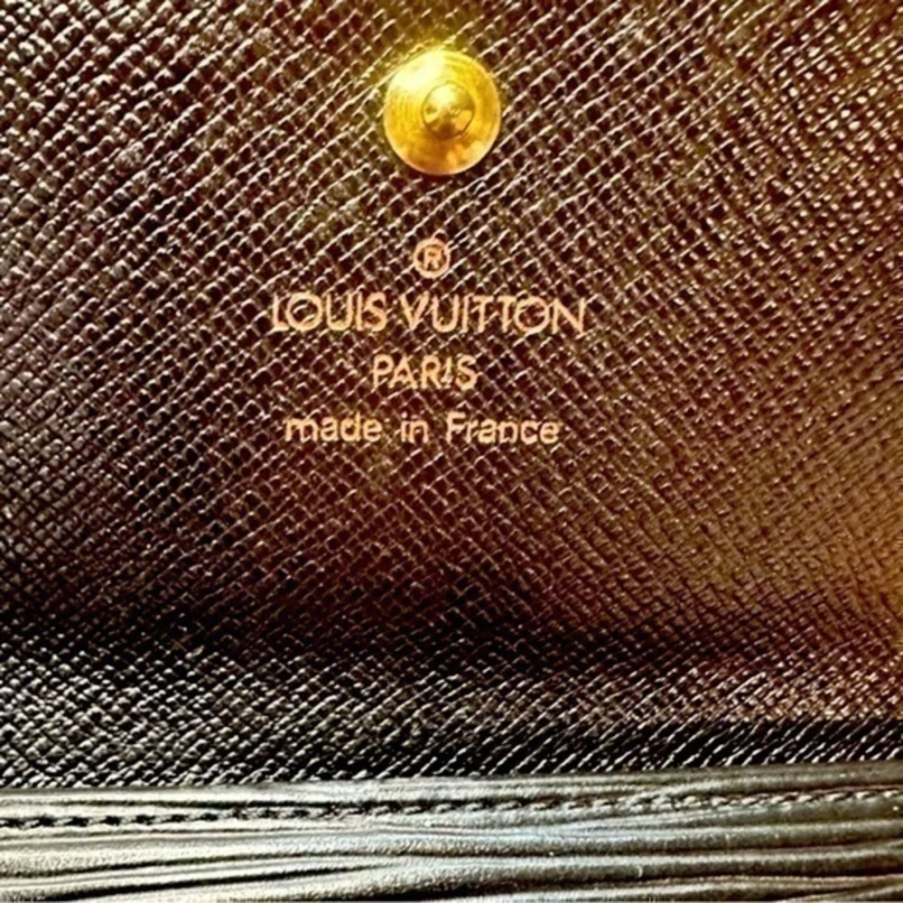 Louis Vuitton Malletier Epi Leather Elise Wallet. Black